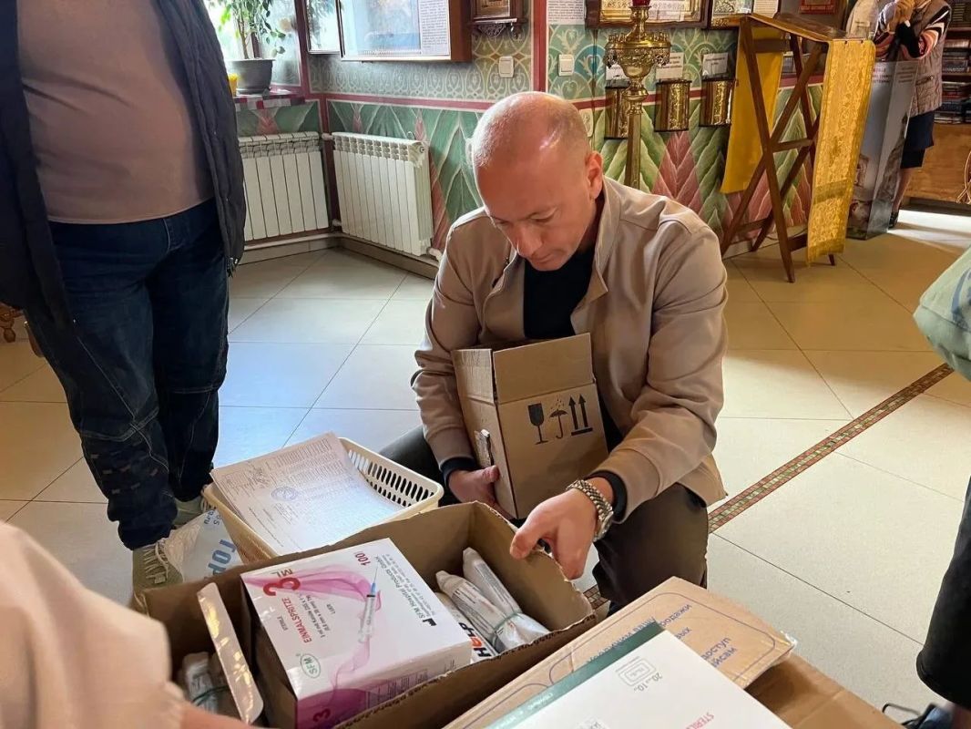 Депутат Совета депутатов Дмитрий Кульков передал гуманитарную помощь в Александро-Невский храм Депутат Совета депутатов Дмитрий Кульков передал гуманитарную помощь в Александро-Невский храм
