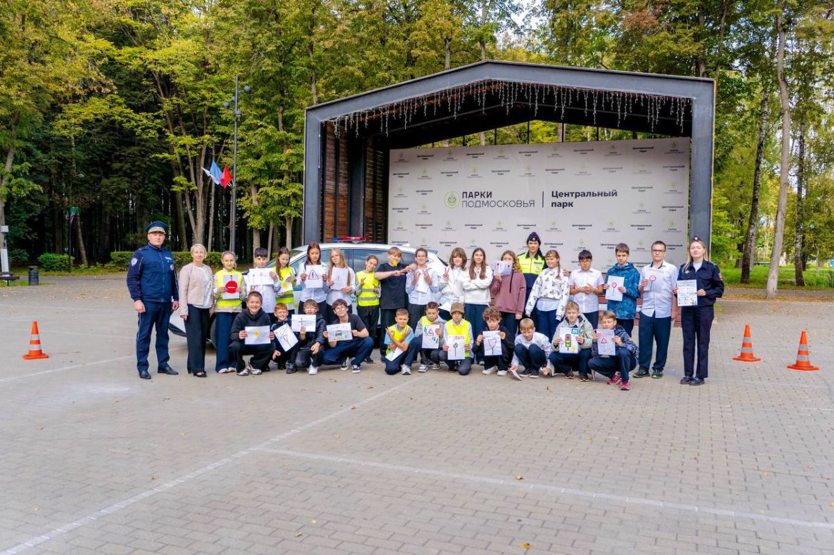 В рамках Всероссийской «Недели безопасности дорожного движения» сотрудники Госавтоинспекции УМВД России по Наро-Фоминскому г.о. провели для школьников необычный познавательный праздник В рамках Всероссийской «Недели безопасности дорожного движения» сотрудники Госавтоинспекции УМВД России по Наро-Фоминскому г.о. провели для школьников необычный познавательный праздник