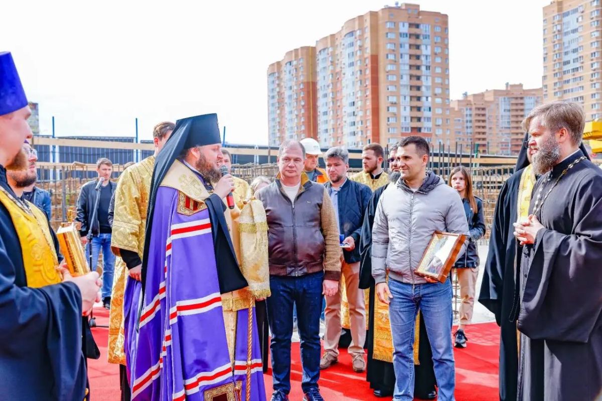 В Ленинском городском округе 19 сентября в жилом комплексе «Зелёные аллеи» состоялась торжественная закладка капсулы в основание строящегося Покровского храма В Ленинском городском округе 19 сентября в жилом комплексе «Зелёные аллеи» состоялась торжественная закладка капсулы в основание строящегося Покровского храма