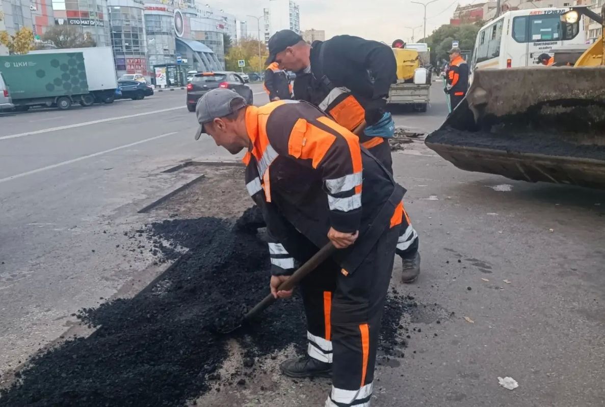 Сотрудники городского предприятия «Автобытдор» продолжают ремонтные работы по восстановлению дорожного полотна Сотрудники городского предприятия «Автобытдор» продолжают ремонтные работы по восстановлению дорожного полотна