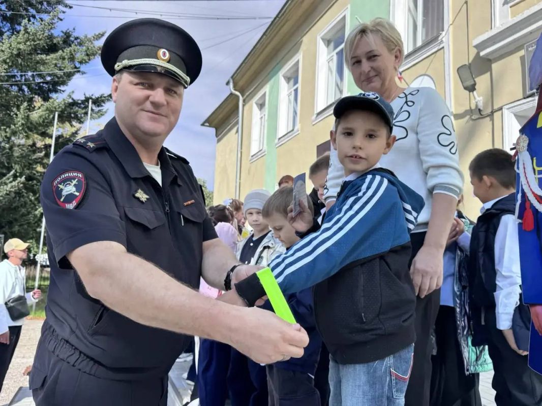 В Луховицах в рамках Всероссийской «Недели безопасности дорожного движения» сотрудники Госавтоинспекции совместно с педагогами Центра развития творчества детей и юношества провели традиционный праздник «Посвящение в юные... В Луховицах в рамках Всероссийской «Недели безопасности дорожного движения» сотрудники Госавтоинспекции совместно с педагогами Центра развития творчества детей и юношества провели традиционный праздник «Посвящение в юные...