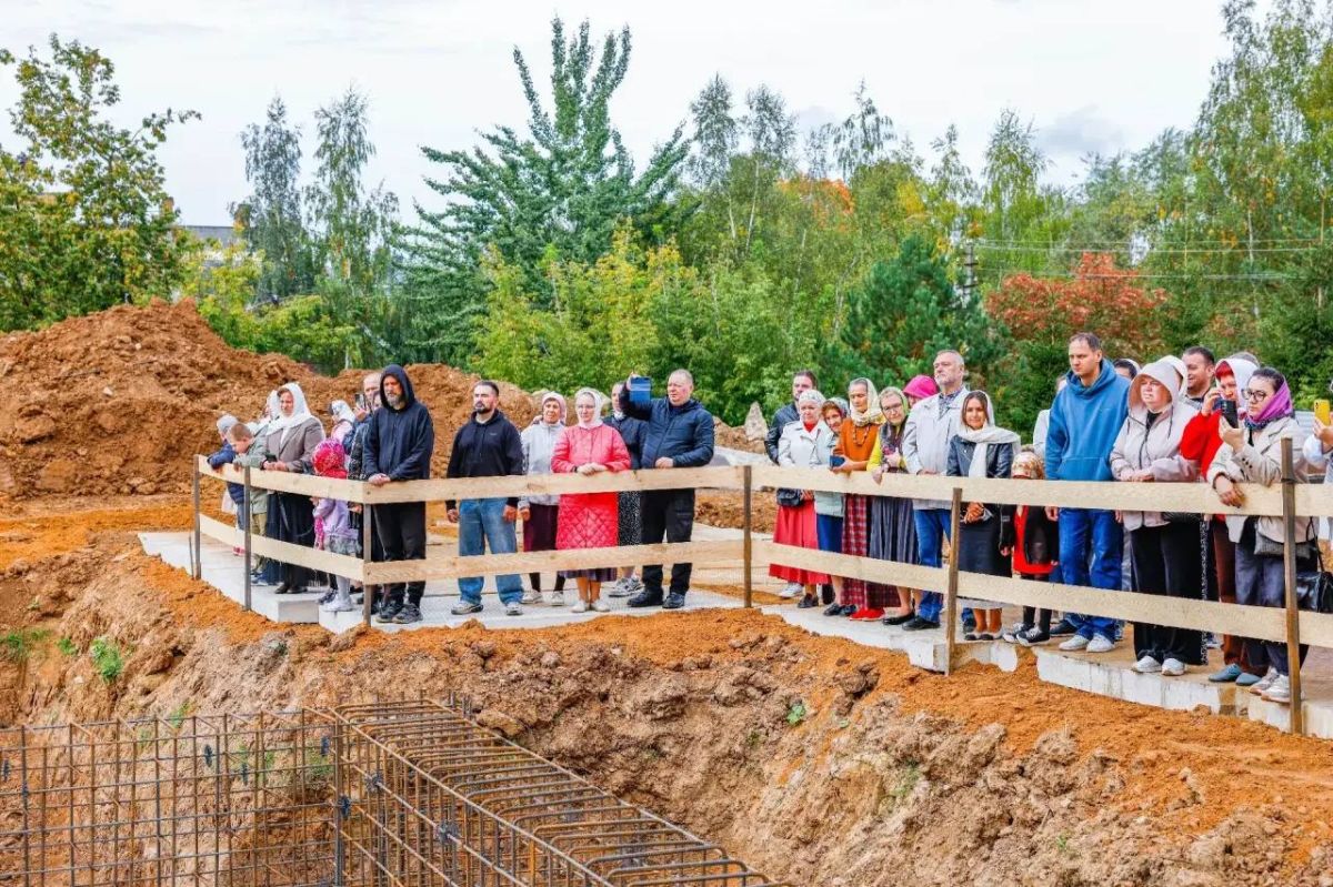 В Ленинском городском округе 19 сентября в жилом комплексе «Зелёные аллеи» состоялась торжественная закладка капсулы в основание строящегося Покровского храма В Ленинском городском округе 19 сентября в жилом комплексе «Зелёные аллеи» состоялась торжественная закладка капсулы в основание строящегося Покровского храма