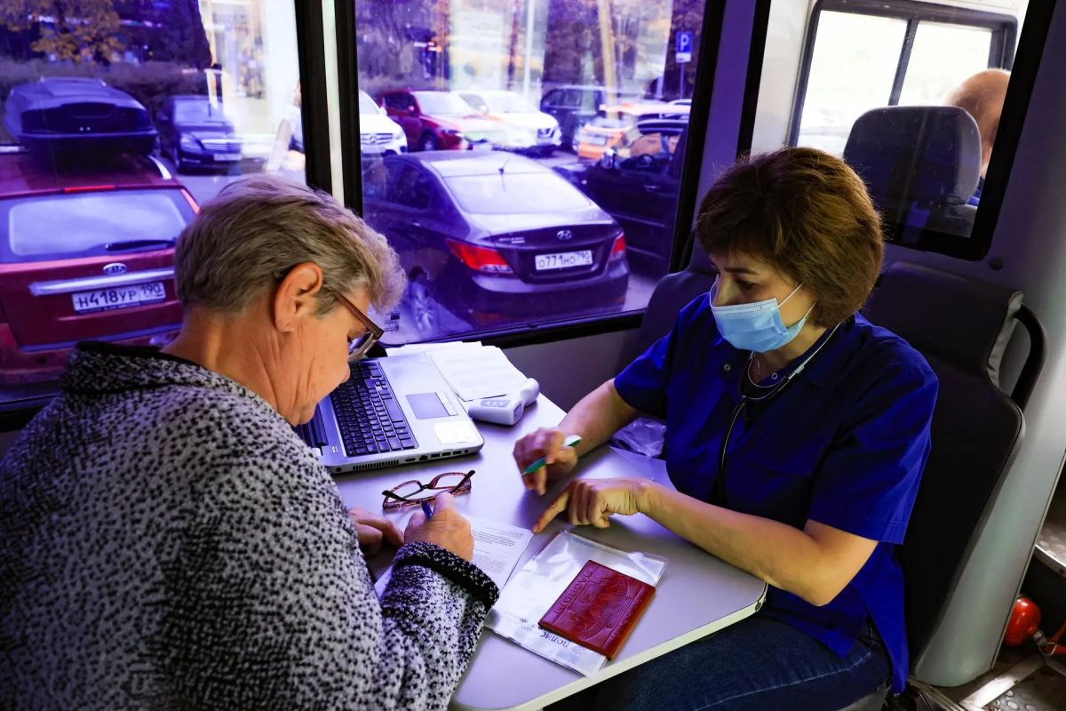 Прививка от гриппа по пути: мобильные пункты для вакцинации работают в Мытищах Прививка от гриппа по пути: мобильные пункты для вакцинации работают в Мытищах