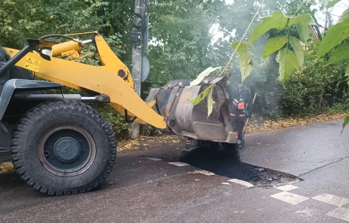 В городе продолжаются ремонтные работы по восстановлению дорожного полотна