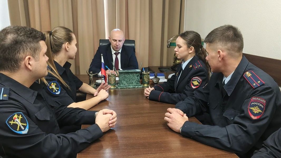 Руководство МУ МВД России «Люберецкое» встретилось с выпускниками Московского университета МВД России им. В.Я. Кикотя, приступившими к службе в этом году