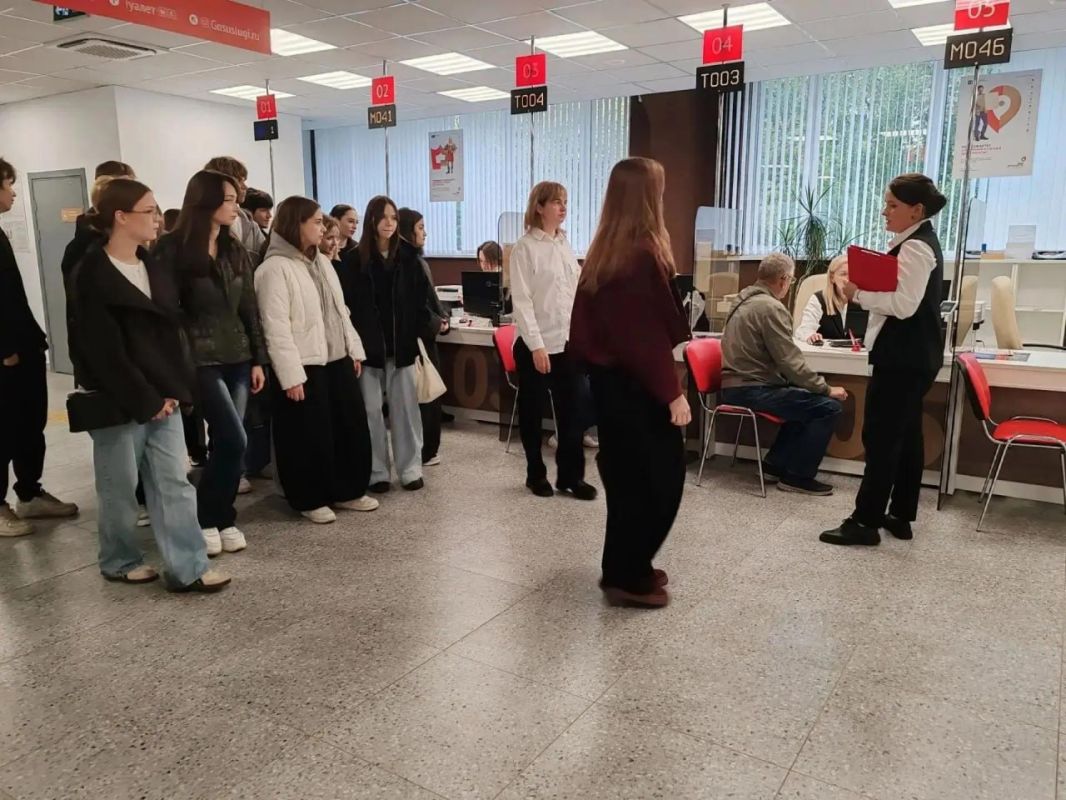 В подольском МФЦ провели экскурсию для студентов колледжа РГУТИС