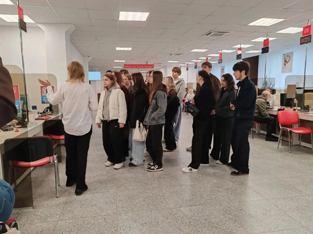 В подольском МФЦ провели экскурсию для студентов колледжа РГУТИС В подольском МФЦ провели экскурсию для студентов колледжа РГУТИС