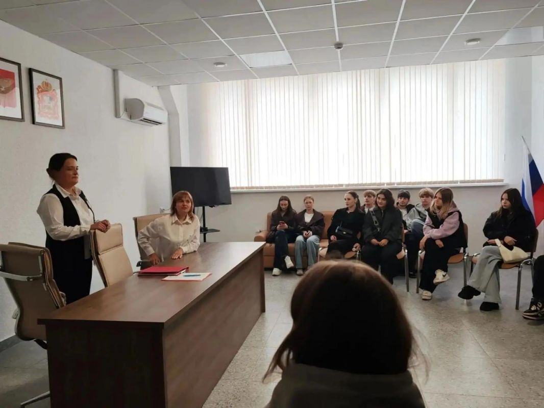 В подольском МФЦ провели экскурсию для студентов колледжа РГУТИС В подольском МФЦ провели экскурсию для студентов колледжа РГУТИС