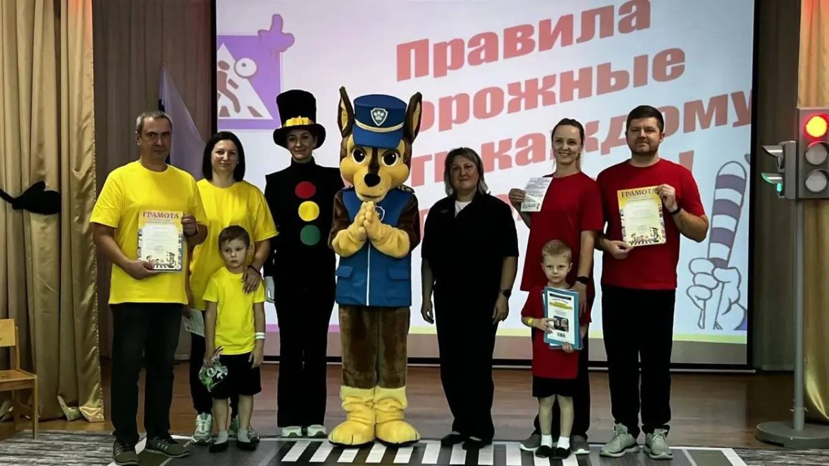 В дошкольном отделении МБОУ «СОШ № 19 имя Романа Катасонова» в Серпухове сотрудники Госавтоинспекции провели спортивно-профилактическое мероприятие «Семейные старты», приуроченное к Единому дню безопасности дорожного движения