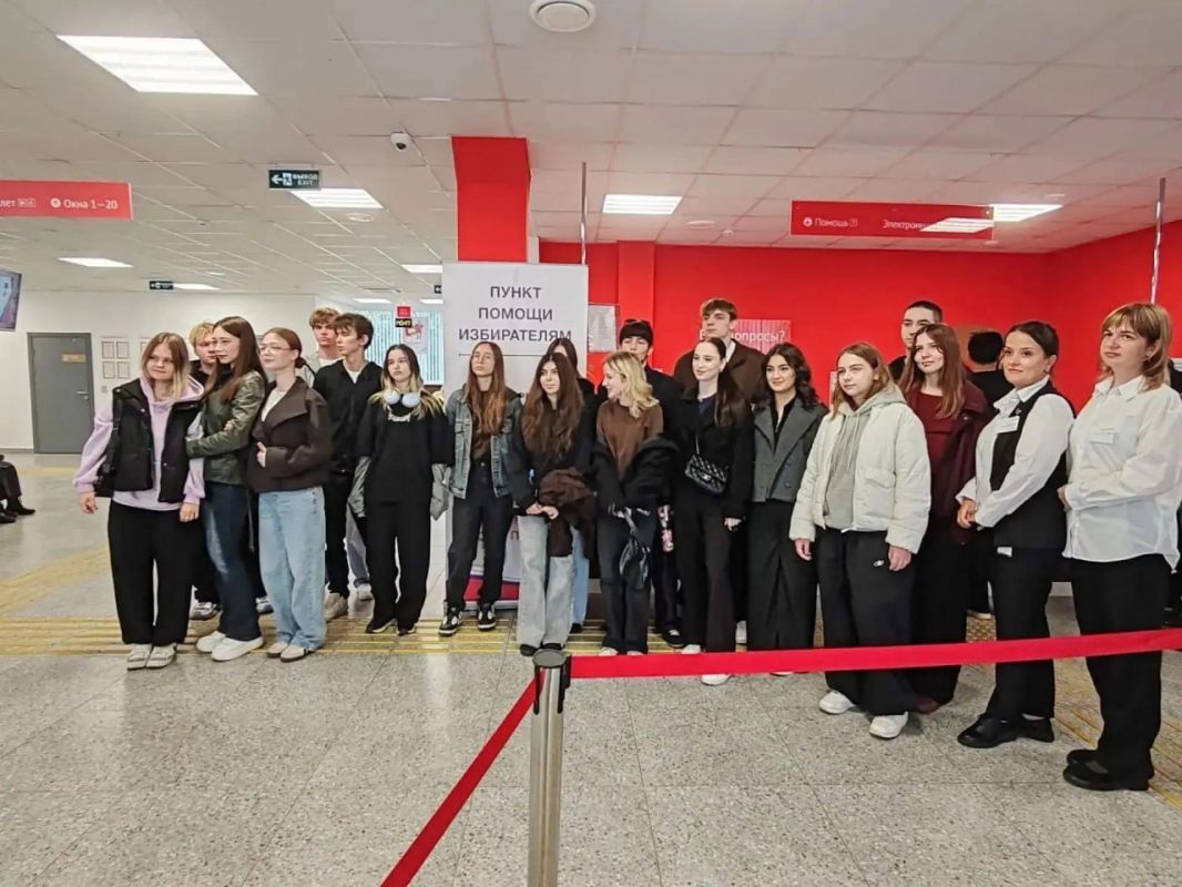 В подольском МФЦ провели экскурсию для студентов колледжа РГУТИС В подольском МФЦ провели экскурсию для студентов колледжа РГУТИС