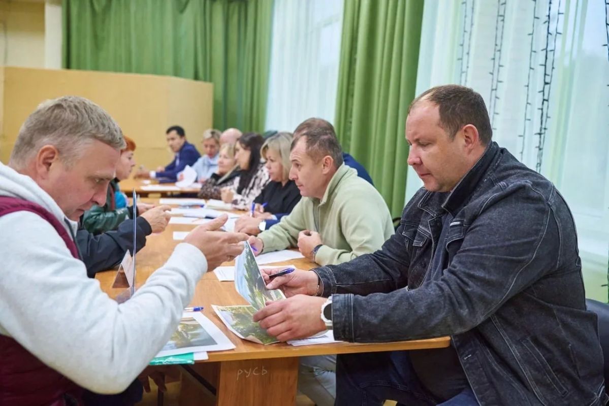Михаил Собакин: Вечер четверга завершили встречей с жителями деревни Манушкино и окрестных населенных пунктов Михаил Собакин: Вечер четверга завершили встречей с жителями деревни Манушкино и окрестных населенных пунктов