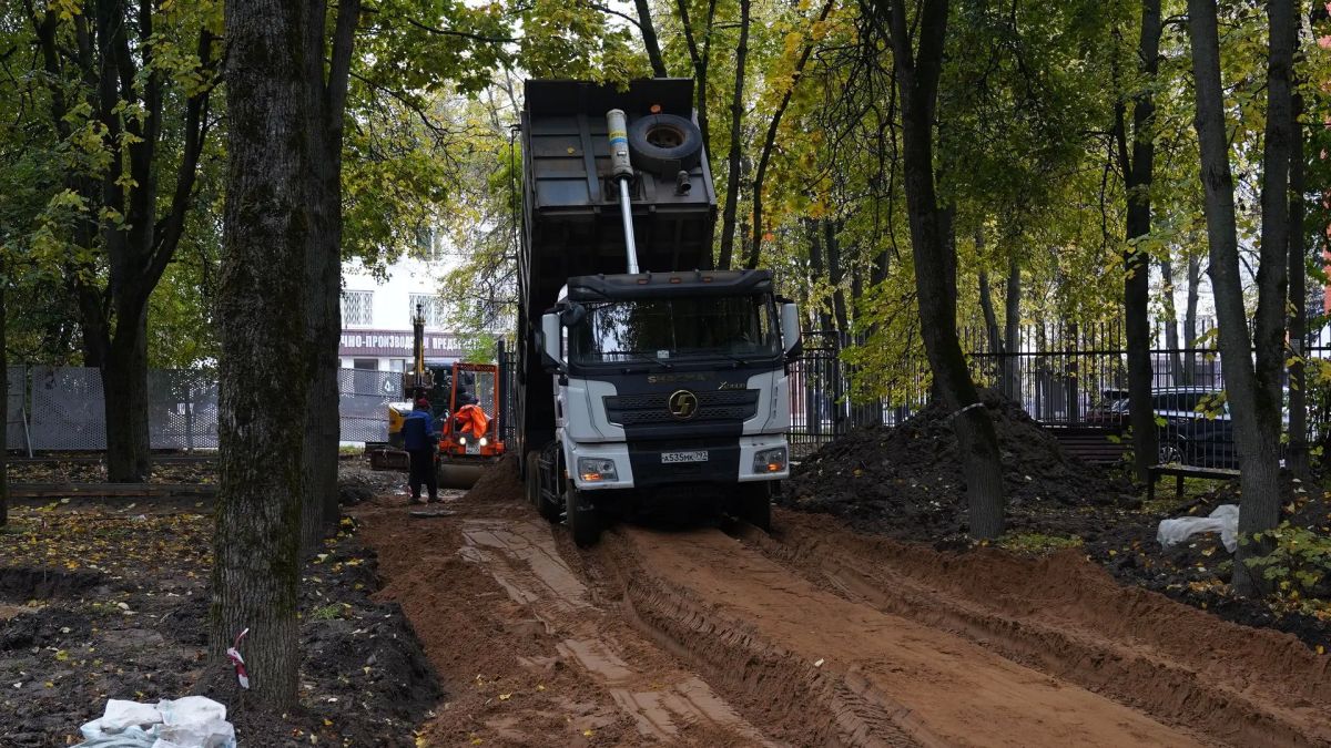 Работа кипит: в Долгопрудном продолжается благоустройство сквера Работа кипит: в Долгопрудном продолжается благоустройство сквера