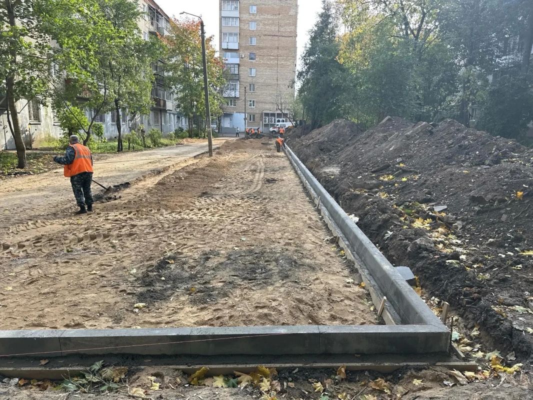 Дворовые территории в Сергиево-Посадском округе становятся комфортнее — работы идут сразу по нескольким адресам Дворовые территории в Сергиево-Посадском округе становятся комфортнее — работы идут сразу по нескольким адресам