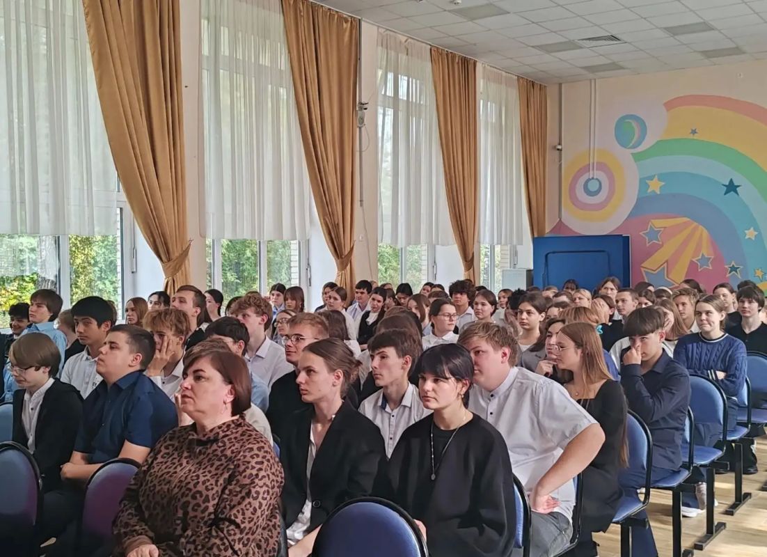 23 сентября в Центре образования № 83 имени кавалера ордена Мужества Е. Е. Табакова и А. Н. Кощеева (Ногинск-9) произошло нечто большее, чем обычная встреча: в гости к школьникам пришла Люсьен Дейсар — человек невероятной... 23 сентября в Центре образования № 83 имени кавалера ордена Мужества Е. Е. Табакова и А. Н. Кощеева (Ногинск-9) произошло нечто большее, чем обычная встреча: в гости к школьникам пришла Люсьен Дейсар — человек невероятной...