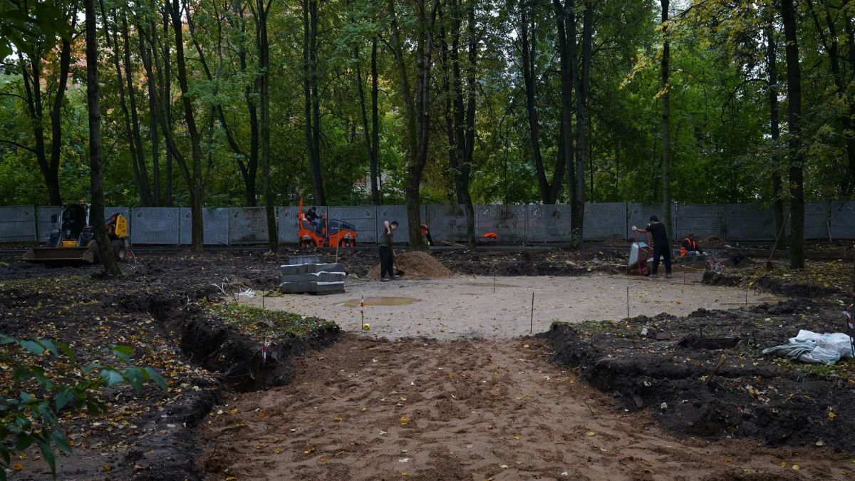Работа кипит: в Долгопрудном продолжается благоустройство сквера Работа кипит: в Долгопрудном продолжается благоустройство сквера