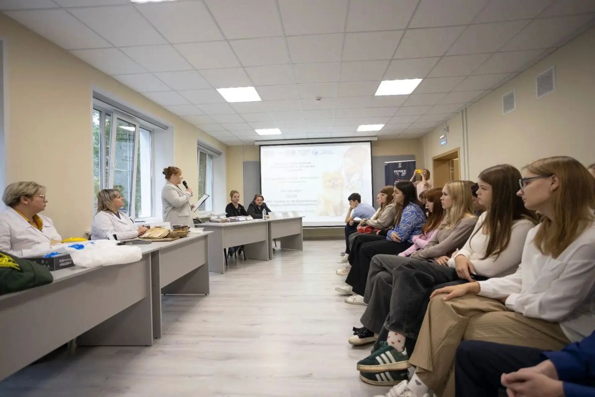 В Центре по профориентации и трудоустройству молодёжи начался новый учебный год. Первое крупное мероприятие посвятили профессии ветеринара — его посетили девятиклассники и десятиклассники из школ округа