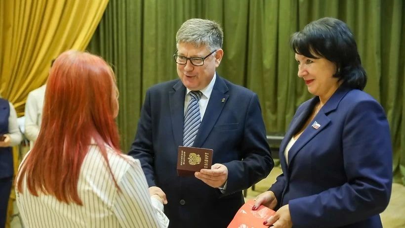 Торжественное вручение первых паспортов прошло в «Путевом дворце» Торжественное вручение первых паспортов прошло в «Путевом дворце»