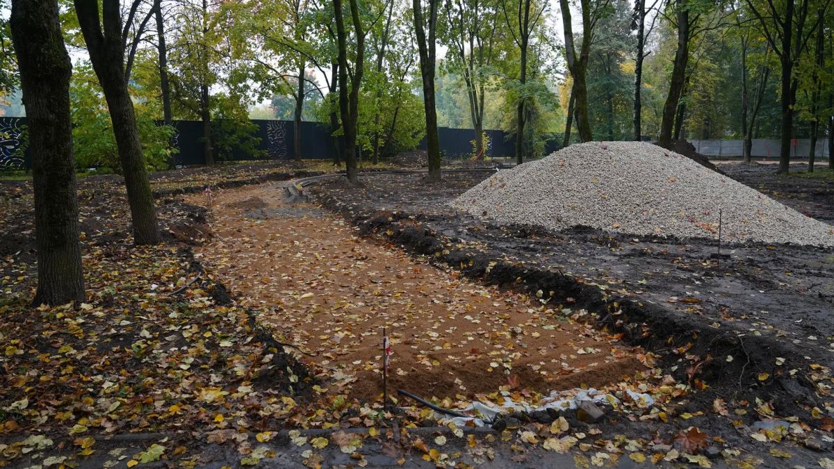 Работа кипит: в Долгопрудном продолжается благоустройство сквера Работа кипит: в Долгопрудном продолжается благоустройство сквера