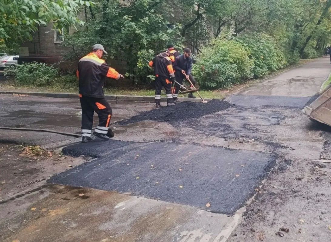 Вчера, 23 сентября, сотрудники предприятия «Автобытдор» провели ямочный ремонт на дорогах и дворовых территориях по следующим адресам: Вчера, 23 сентября, сотрудники предприятия «Автобытдор» провели ямочный ремонт на дорогах и дворовых территориях по следующим адресам: