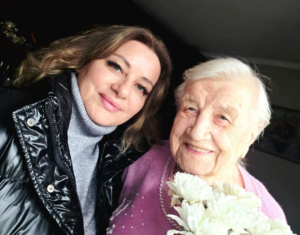 Уполномоченный главы округа Нина Ушакова встретилась с Ниной Громовой, коренной жительницей Ивантеевки, труженицей тыла, 21 сентября отметившей свой столетний юбилей