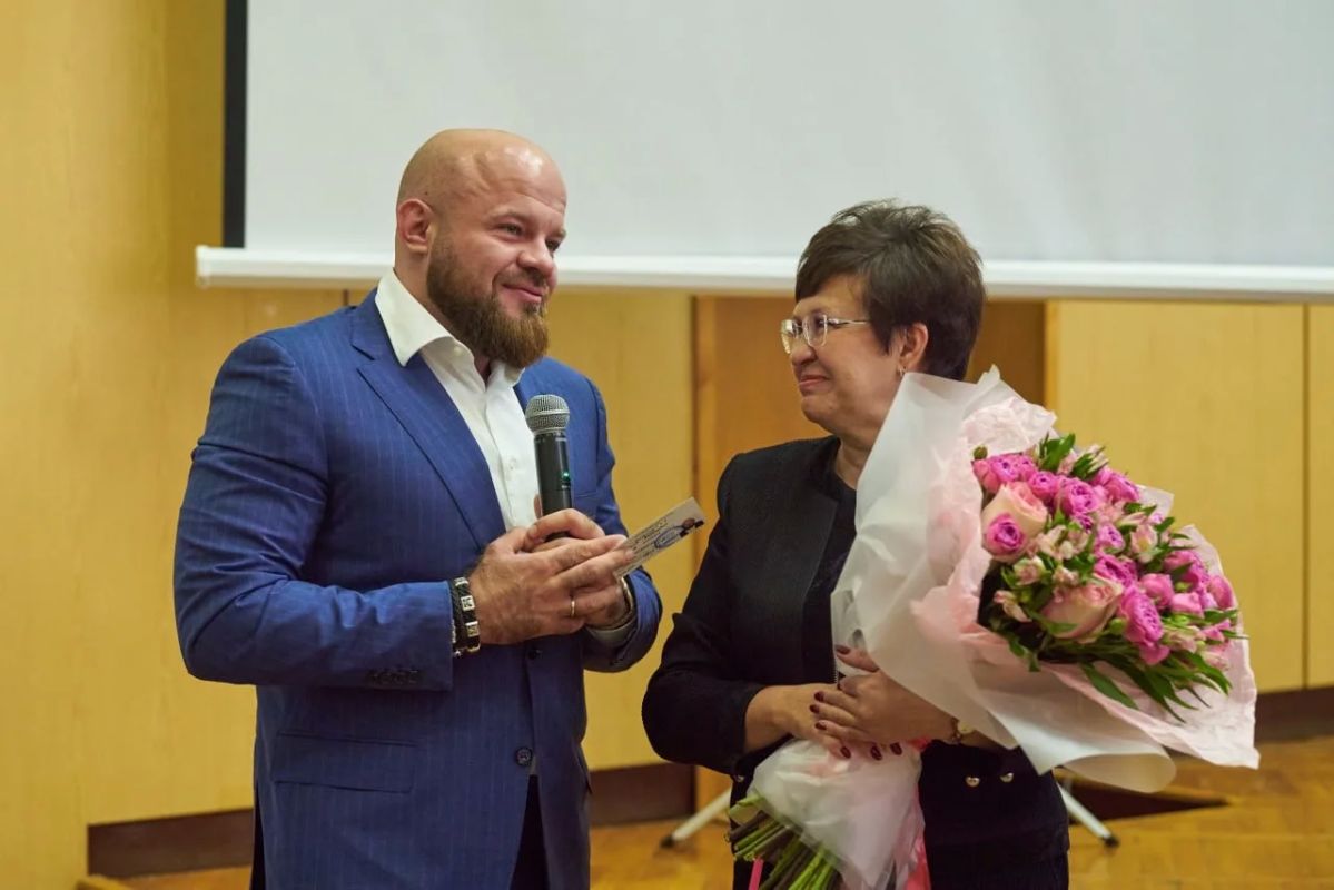 Михаил Собакин: В торжественной обстановке председатель территориальной избирательной комиссии Ольга Николаевна Щукина вручила Алексею Валерьевичу Батогову удостоверение депутата Московской областной Думы Михаил Собакин: В торжественной обстановке председатель территориальной избирательной комиссии Ольга Николаевна Щукина вручила Алексею Валерьевичу Батогову удостоверение депутата Московской областной Думы