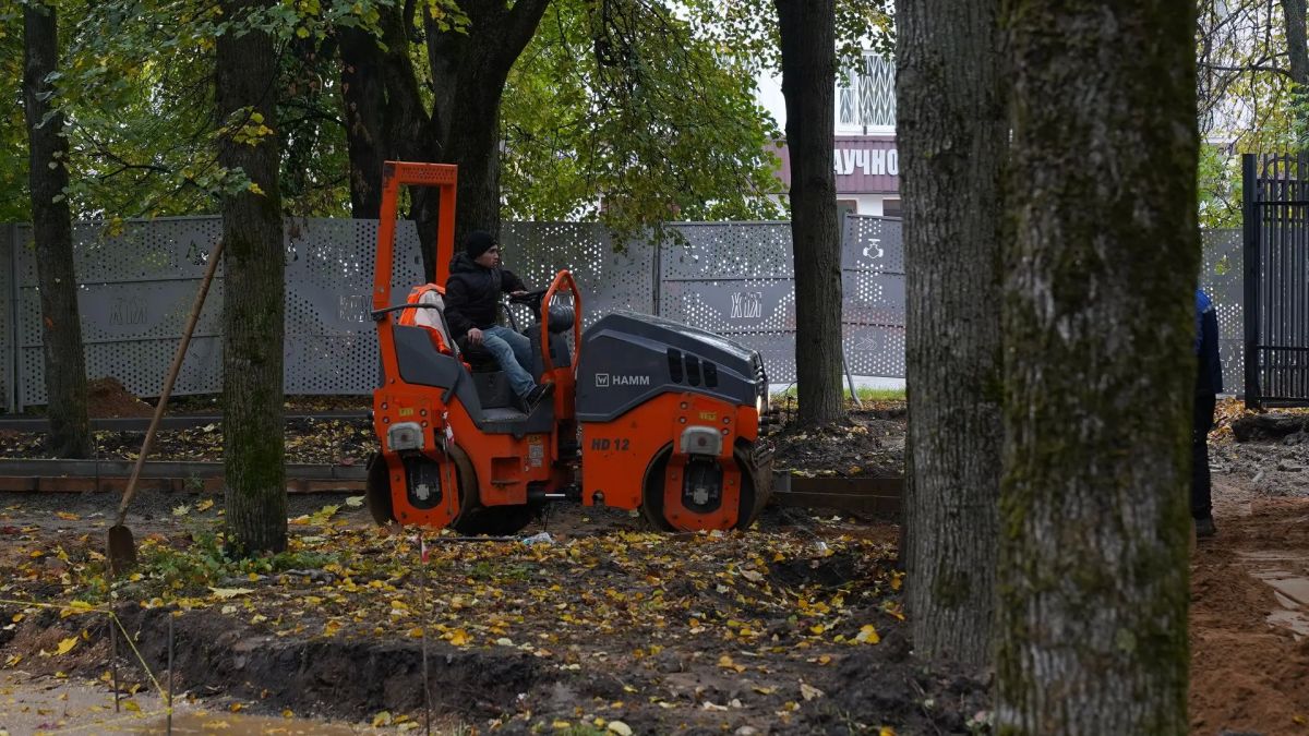 Работа кипит: в Долгопрудном продолжается благоустройство сквера Работа кипит: в Долгопрудном продолжается благоустройство сквера