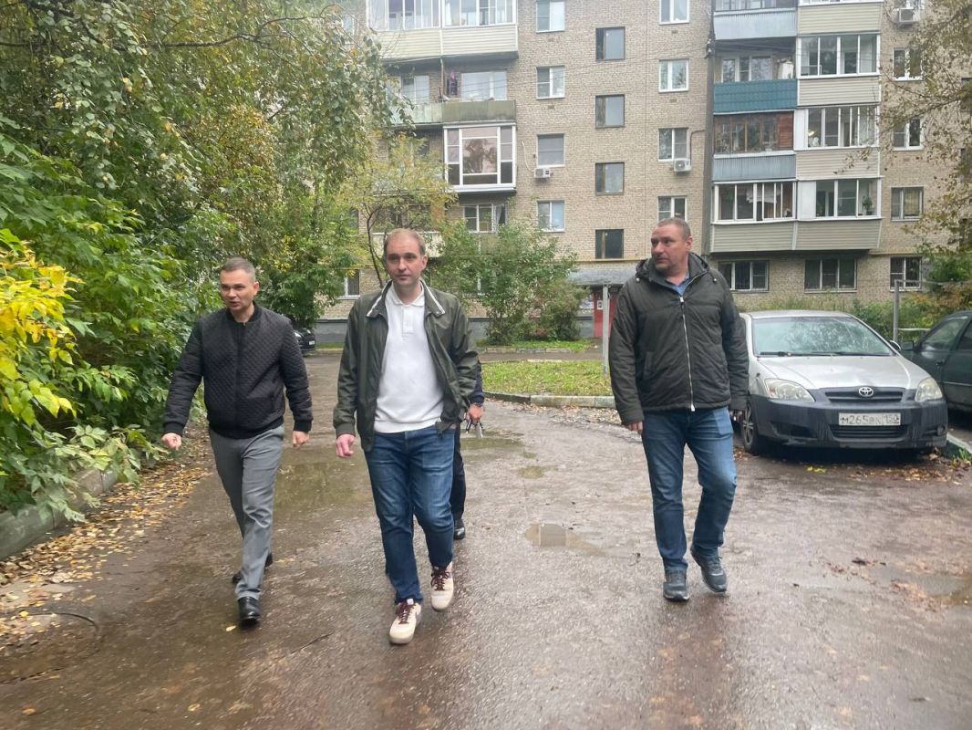 Первый заместитель главы округа Владимир Кравцов провёл плановый обход территории в центральной части Подольска Первый заместитель главы округа Владимир Кравцов провёл плановый обход территории в центральной части Подольска