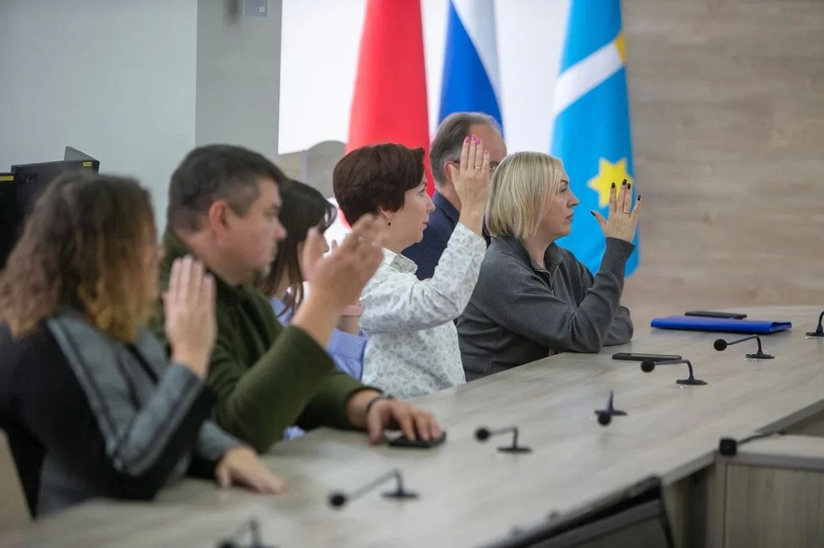 Сегодня окружная избирательная комиссия по 120-му одномандатному округу приняла решение о регистрации меня депутатом Государственной Думы IX созыва и вручила удостоверение Сегодня окружная избирательная комиссия по 120-му одномандатному округу приняла решение о регистрации меня депутатом Государственной Думы IX созыва и вручила удостоверение