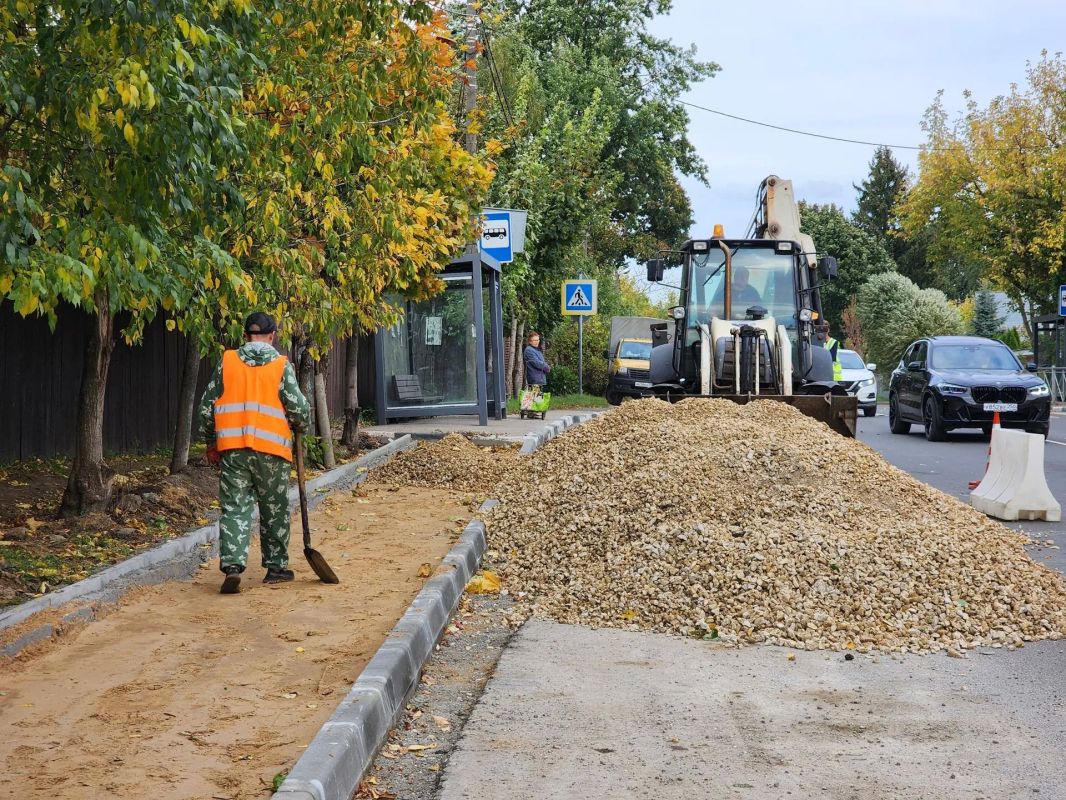 В Королёве завершаются работы по благоустройству пешеходного тротуара на улице Московской