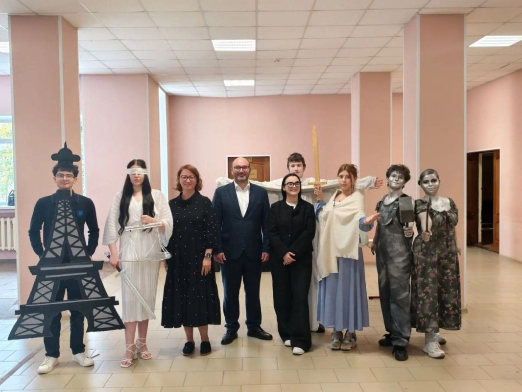 Известные памятники ожили на выставке в Институте сервисных технологий Известные памятники ожили на выставке в Институте сервисных технологий