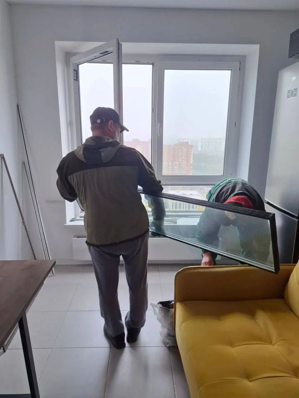 Владимир Волков: Приступили к восстановлению остекления в доме 4 корп.1 по ул. Ларюшина, который пострадал от атаки БПЛА Владимир Волков: Приступили к восстановлению остекления в доме 4 корп.1 по ул. Ларюшина, который пострадал от атаки БПЛА