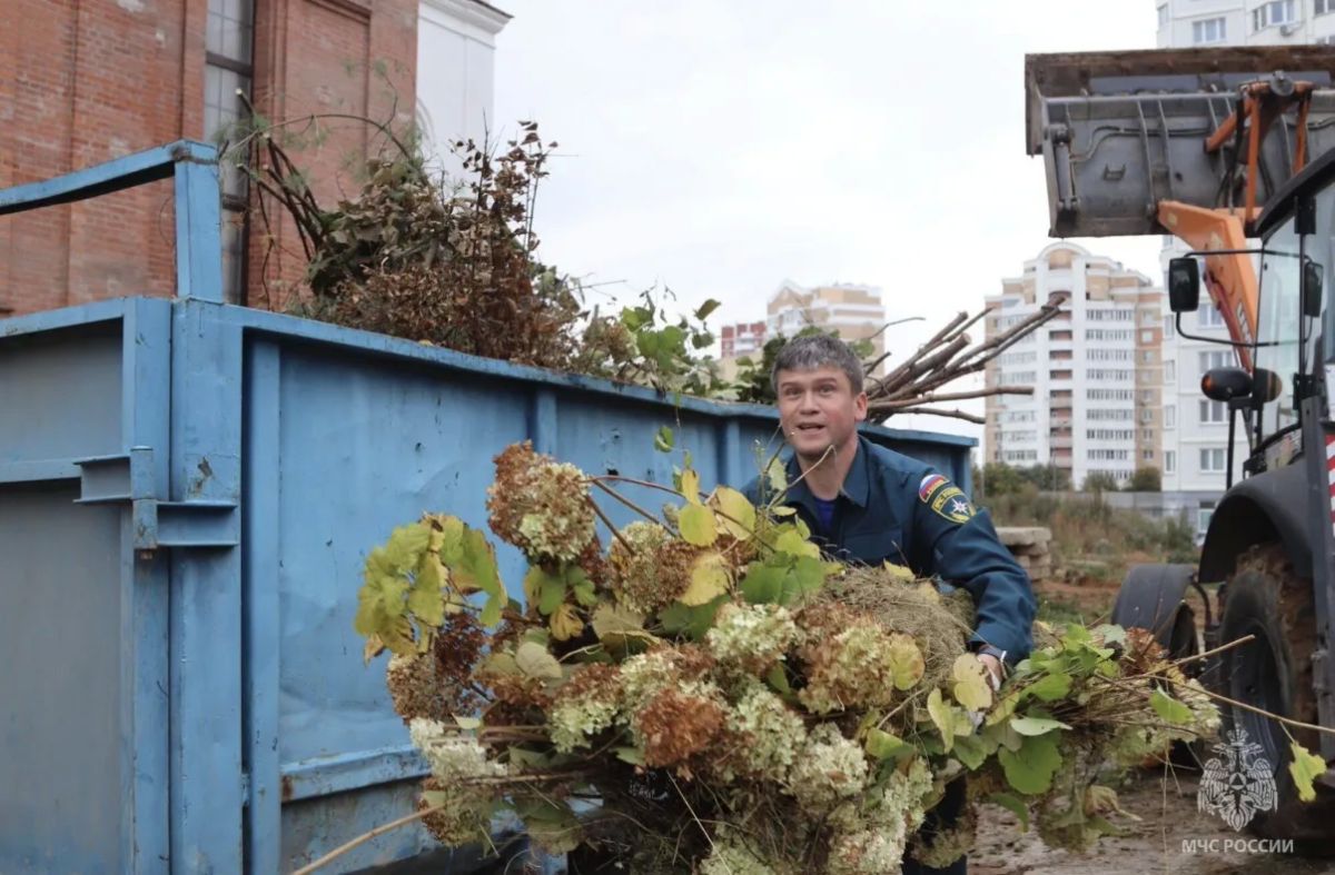 Сотрудники Главного управления помогли в благоустройстве Александро-Невского храма в Химках Сотрудники Главного управления помогли в благоустройстве Александро-Невского храма в Химках