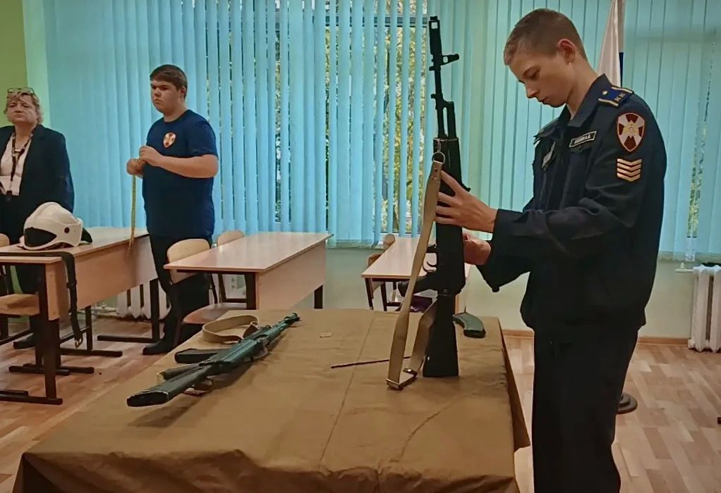 Росгвардейцы провели день открытых дверей для будущих учеников кадетского класса в Подмосковье Росгвардейцы провели день открытых дверей для будущих учеников кадетского класса в Подмосковье