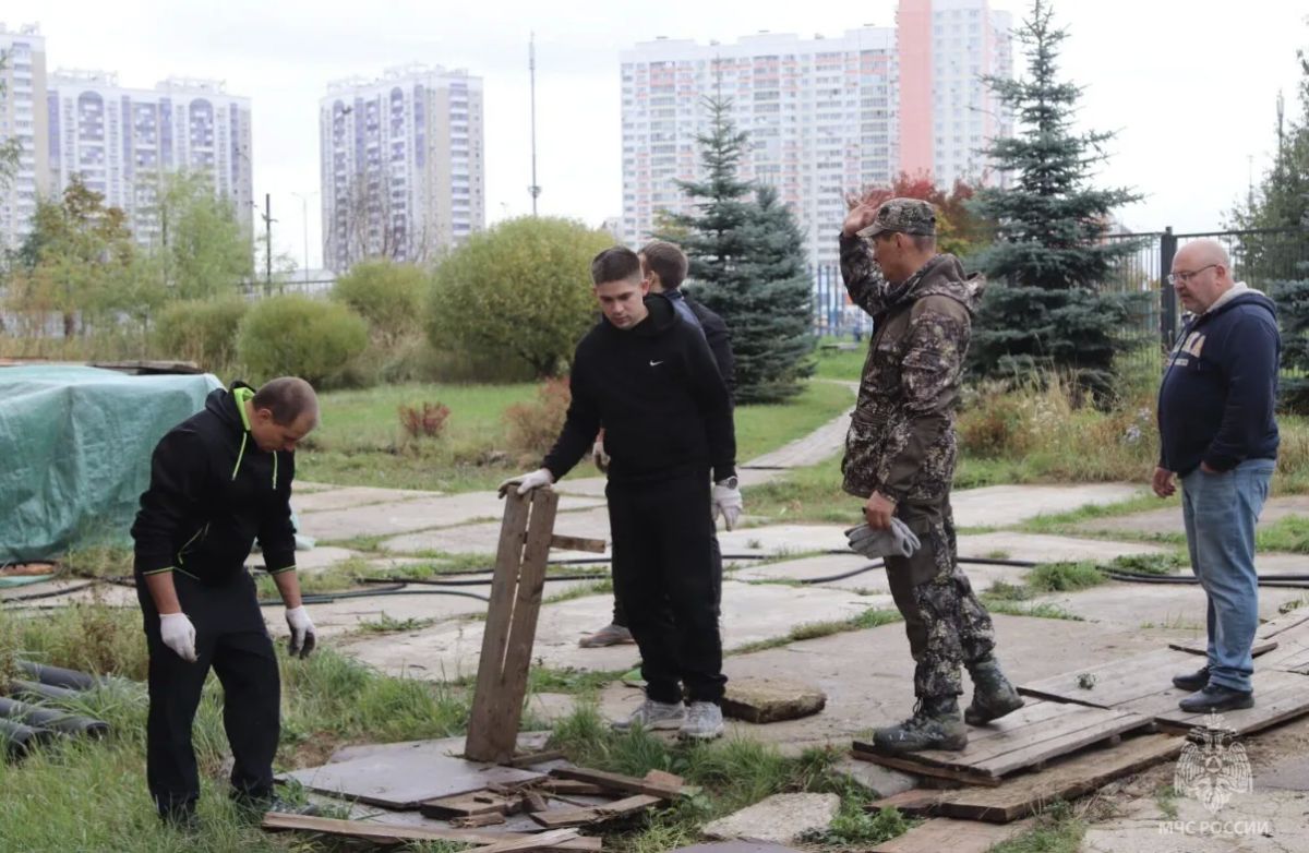 Сотрудники Главного управления помогли в благоустройстве Александро-Невского храма в Химках Сотрудники Главного управления помогли в благоустройстве Александро-Невского храма в Химках