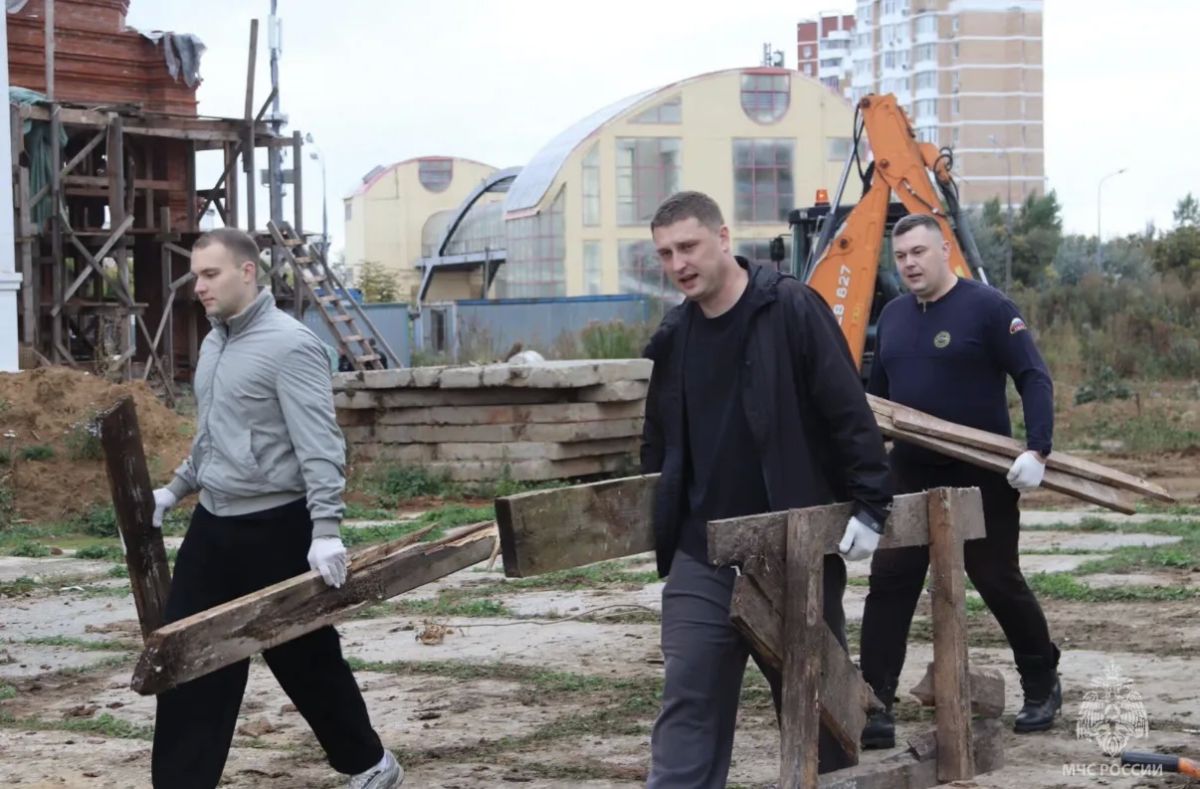 Сотрудники Главного управления помогли в благоустройстве Александро-Невского храма в Химках Сотрудники Главного управления помогли в благоустройстве Александро-Невского храма в Химках