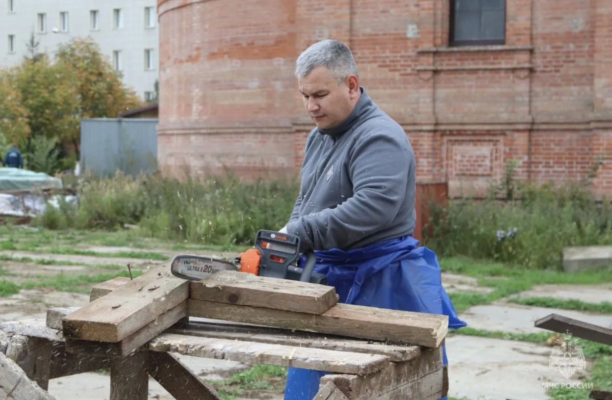 Сотрудники Главного управления помогли в благоустройстве Александро-Невского храма в Химках Сотрудники Главного управления помогли в благоустройстве Александро-Невского храма в Химках