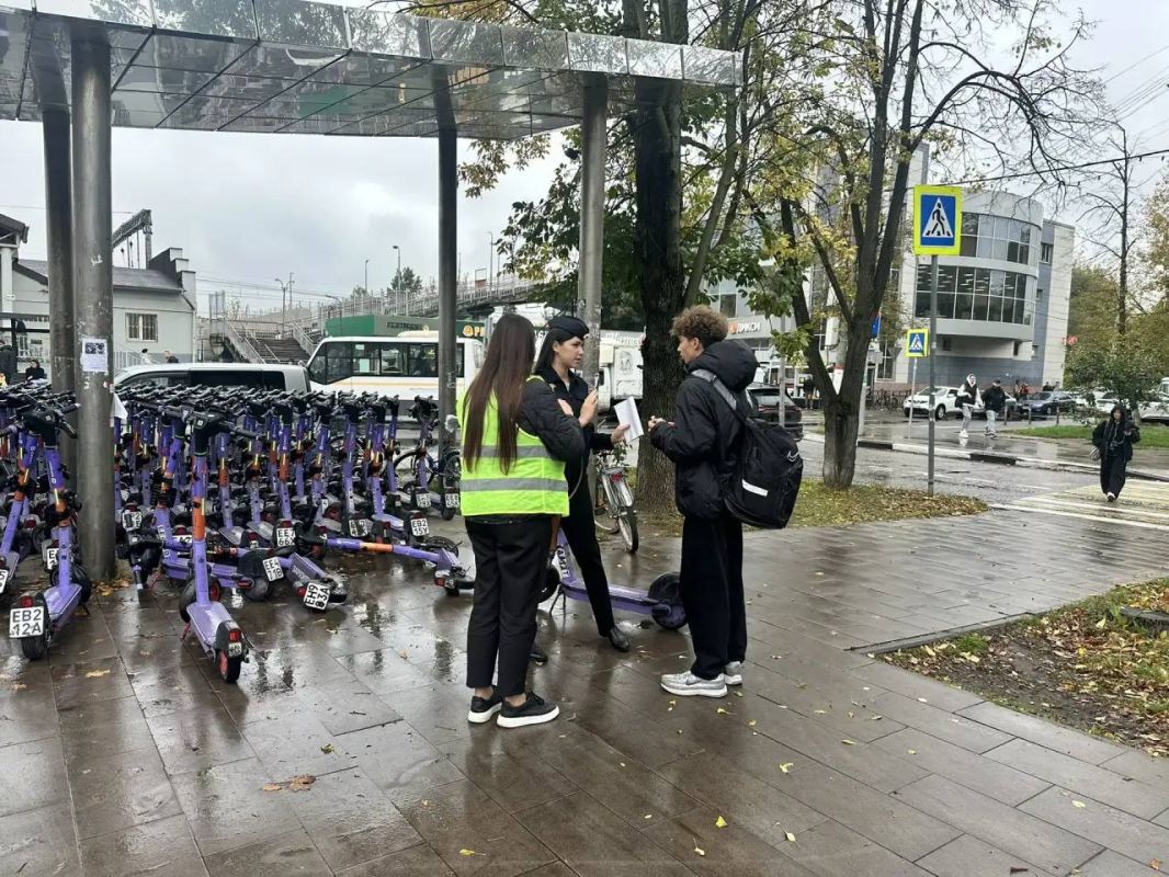 В городском округе Щелково сотрудники Госавтоинспекции совместно с представителями местной Администрации провели совместный рейд по соблюдению правил пользователями средств СИМ В городском округе Щелково сотрудники Госавтоинспекции совместно с представителями местной Администрации провели совместный рейд по соблюдению правил пользователями средств СИМ