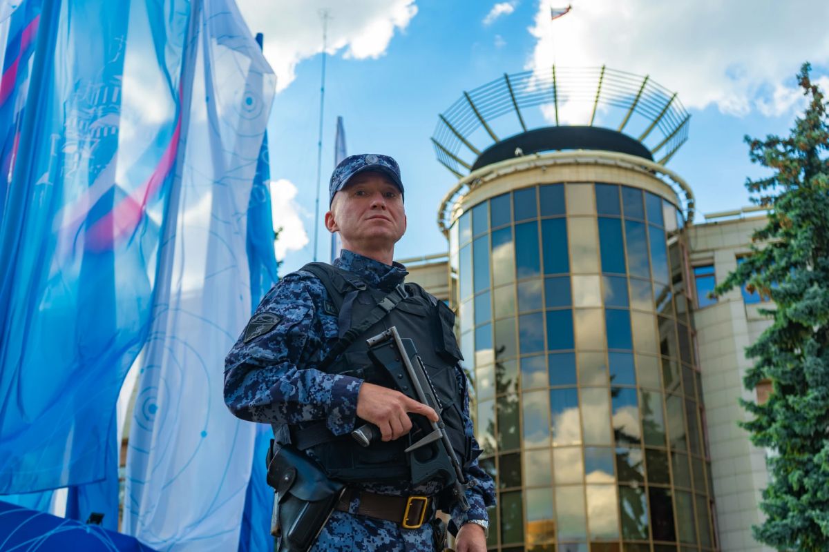 #ЛицаСлужбы. На старший прапорщик полиции Дмитрий П. — сотрудник Балашихинского отдела вневедомственной охраны Главного управления Росгвардии по Московской области 3 факта о сотруднике: Более 15 лет во вневедомственной...