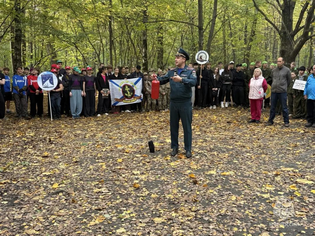 Сотрудники МЧС провели инструктаж для участников слета «Школа безопасности» в Красногорске Сотрудники МЧС провели инструктаж для участников слета «Школа безопасности» в Красногорске
