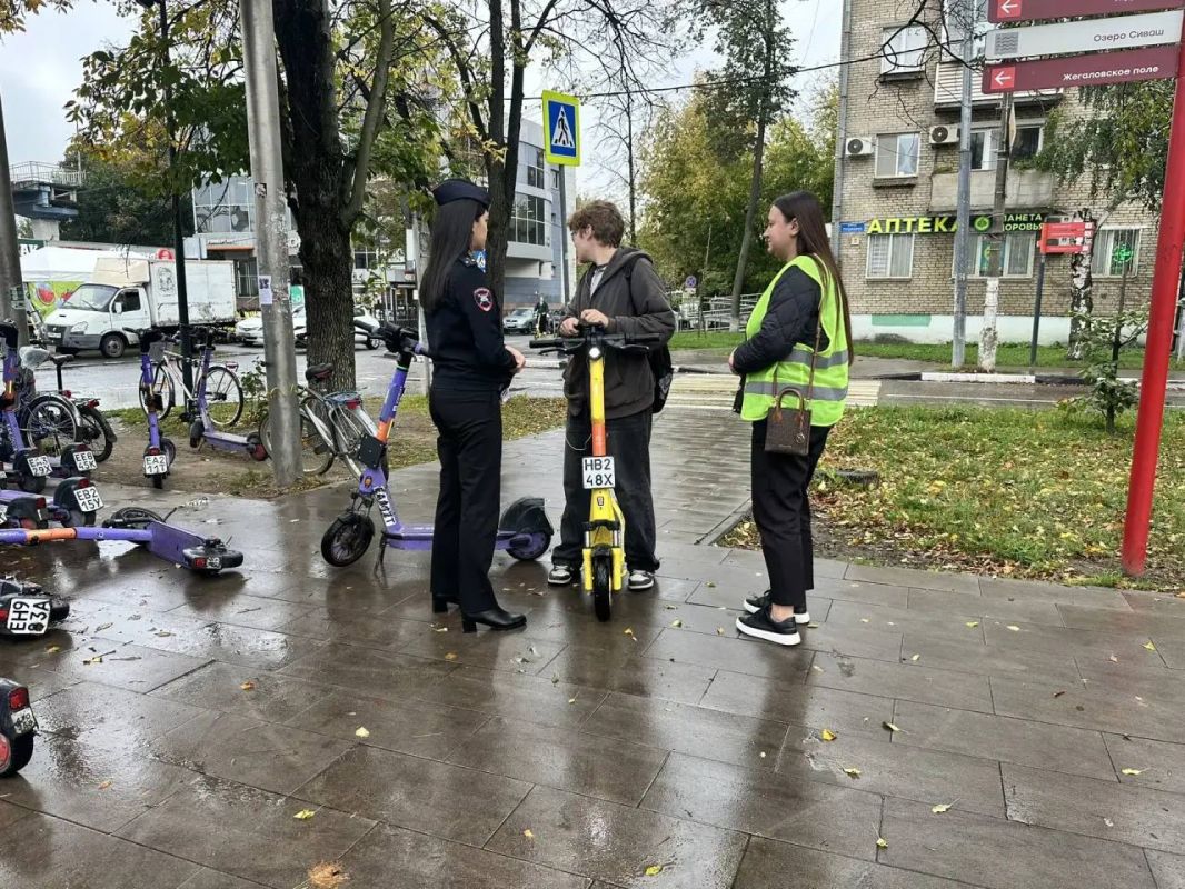 В городском округе Щелково сотрудники Госавтоинспекции совместно с представителями местной Администрации провели совместный рейд по соблюдению правил пользователями средств СИМ В городском округе Щелково сотрудники Госавтоинспекции совместно с представителями местной Администрации провели совместный рейд по соблюдению правил пользователями средств СИМ