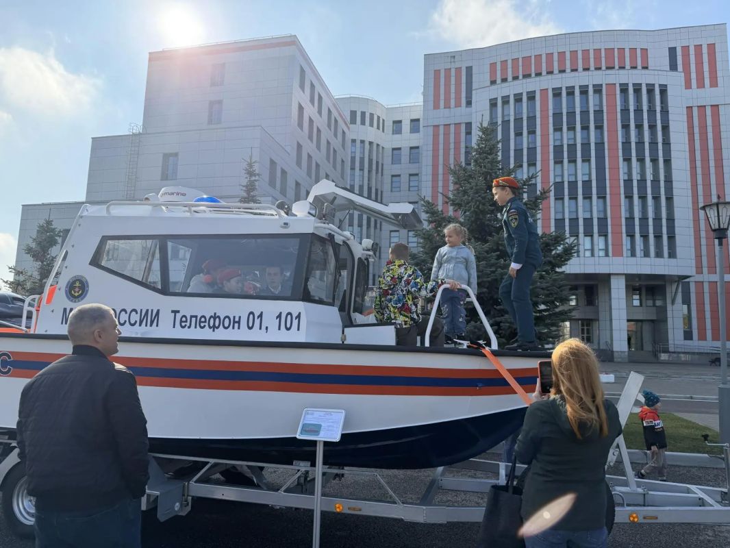 Сотрудники Главного управления приняли участие в проведении дня открытых дверей в АГЗ МЧС России Сотрудники Главного управления приняли участие в проведении дня открытых дверей в АГЗ МЧС России