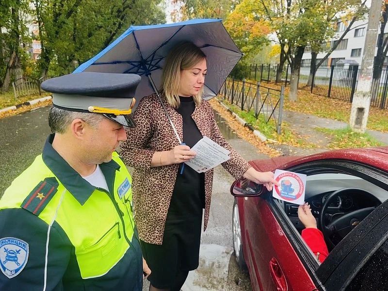 Сотрудники Госавтоинспекции совместно с общественным объединением «Родительский патруль» вблизи местной школы организовали профилактическое мероприятие «Маленький пассажир-большая ответственность» Сотрудники Госавтоинспекции совместно с общественным объединением «Родительский патруль» вблизи местной школы организовали профилактическое мероприятие «Маленький пассажир-большая ответственность»