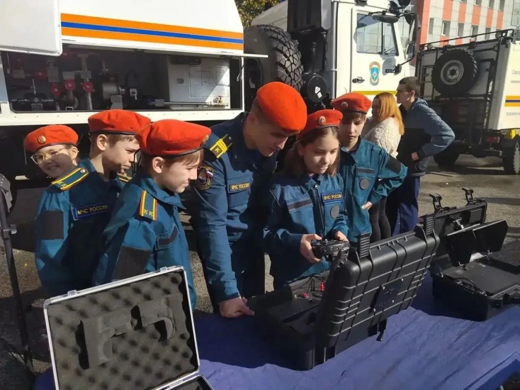 Погружение в профессию спасателя: кадеты школы №10 Долгопрудного побывали в легендарной Академии! Погружение в профессию спасателя: кадеты школы №10 Долгопрудного побывали в легендарной Академии!
