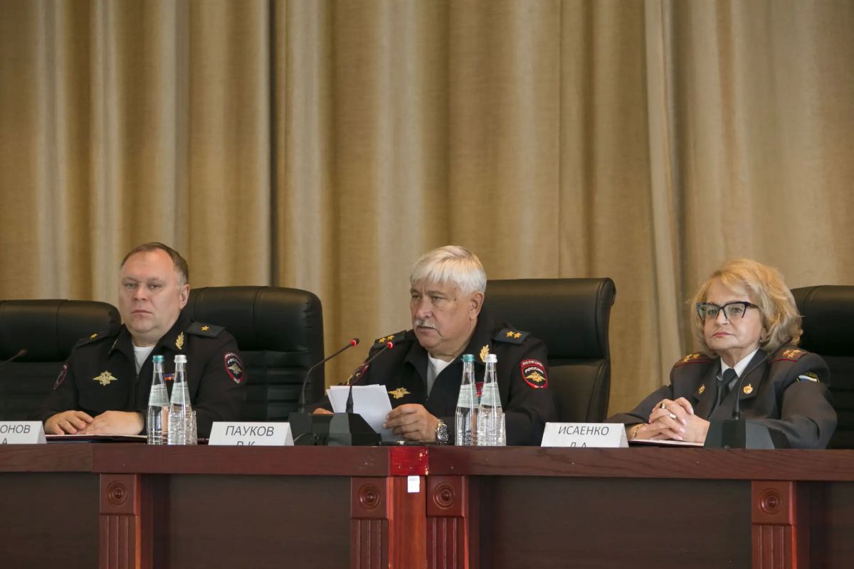 Начальник подмосковного Главка МВД России генерал-лейтенант полиции Виктор Пауков провел встречу с выпускниками образовательных организаций системы МВД России