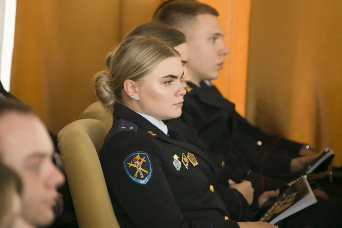Начальник подмосковного Главка МВД России генерал-лейтенант полиции Виктор Пауков провел встречу с выпускниками образовательных организаций системы МВД России Начальник подмосковного Главка МВД России генерал-лейтенант полиции Виктор Пауков провел встречу с выпускниками образовательных организаций системы МВД России