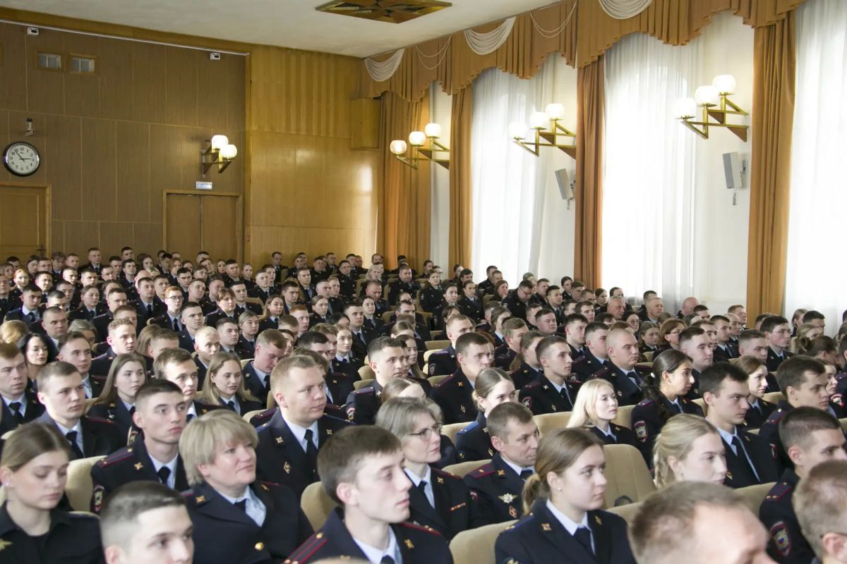 Начальник подмосковного Главка МВД России генерал-лейтенант полиции Виктор Пауков провел встречу с выпускниками образовательных организаций системы МВД России Начальник подмосковного Главка МВД России генерал-лейтенант полиции Виктор Пауков провел встречу с выпускниками образовательных организаций системы МВД России