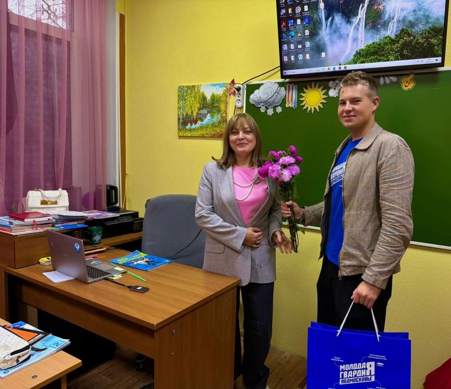 Молодогвардейцы Ступино поздравили работников дошкольного образования Молодогвардейцы Ступино поздравили работников дошкольного образования