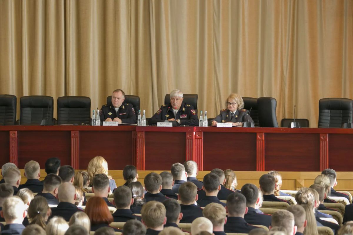 Начальник подмосковного Главка МВД России генерал-лейтенант полиции Виктор Пауков провел встречу с выпускниками образовательных организаций системы МВД России Начальник подмосковного Главка МВД России генерал-лейтенант полиции Виктор Пауков провел встречу с выпускниками образовательных организаций системы МВД России