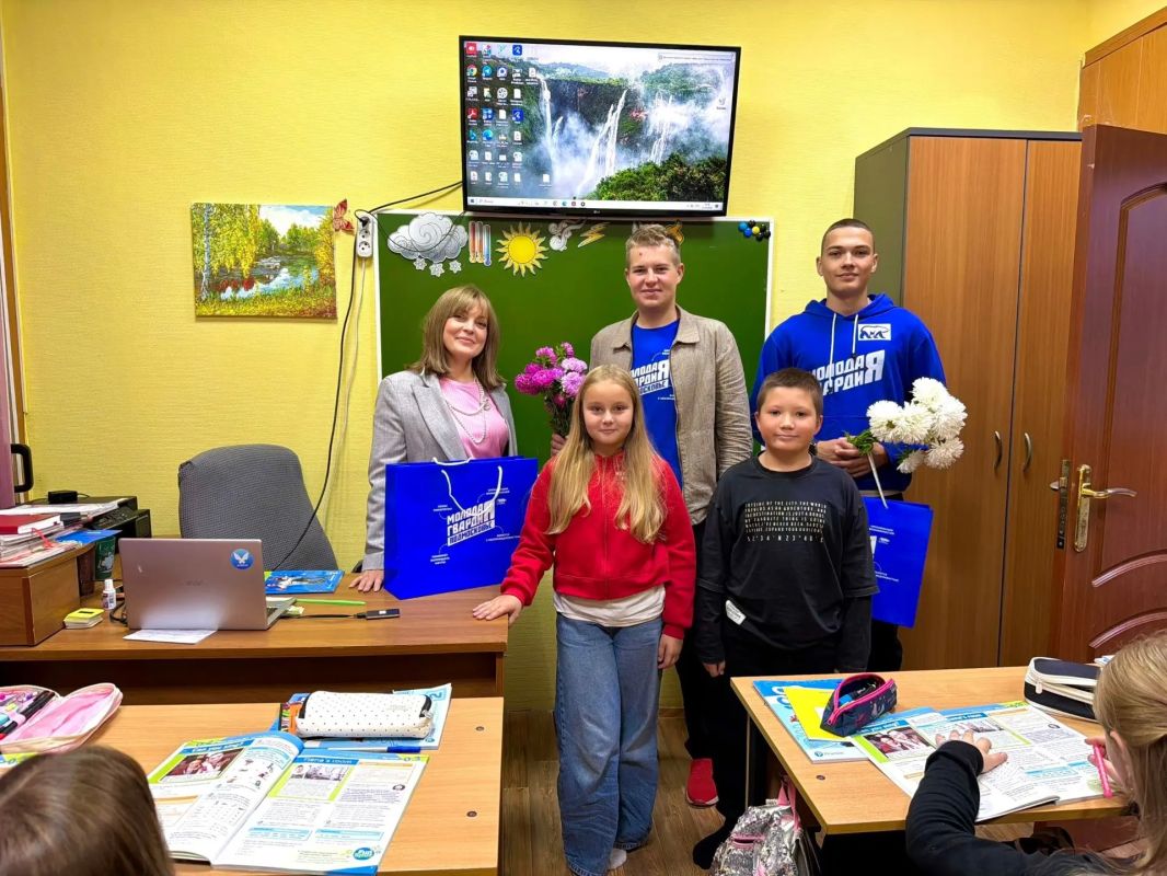 Молодогвардейцы Ступино поздравили работников дошкольного образования Молодогвардейцы Ступино поздравили работников дошкольного образования