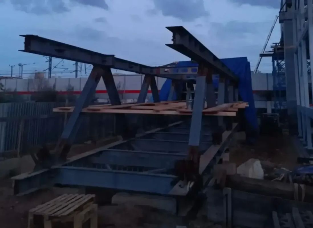 В Одинцовском округе у ЖК «Рублевский» завершили сборку второй части пролетного строения надземного пешеходного перехода В Одинцовском округе у ЖК «Рублевский» завершили сборку второй части пролетного строения надземного пешеходного перехода